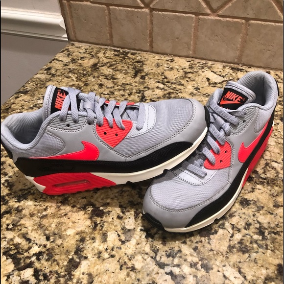 Men’s Air Max 90 Essential Low-Top Sneakers - Picture 1 of 5